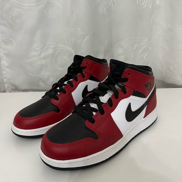 Nike Jordan 1 Mid Chicago Black Toe (GS) - Picture 3 of 3